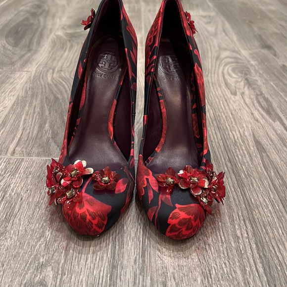 HP 9/30🔥🔥Tory Burch satin wedges. Amazing dimensional detail. Almost new. - Picture 13 of 17